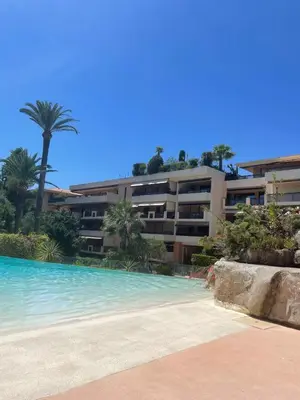 Piscine de l'établissement Appt 2ch 90m2 avec terrasse 40m2, piscine et tennis ou située à proximité