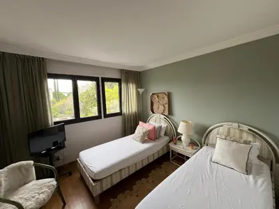 Un ou plusieurs lits dans un hébergement de l'établissement Appt 2ch 90m2 avec terrasse 40m2, piscine et tennis