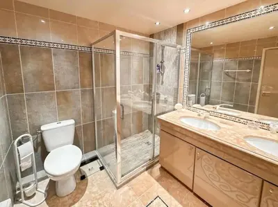 Salle de bains dans l'établissement Appt 2ch 90m2 avec terrasse 40m2, piscine et tennis