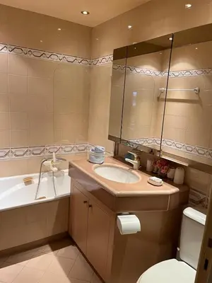 Salle de bains dans l'établissement Appt 2ch 90m2 avec terrasse 40m2, piscine et tennis