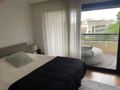 Un ou plusieurs lits dans un hébergement de l'établissement Appt 2ch 90m2 avec terrasse 40m2, piscine et tennis