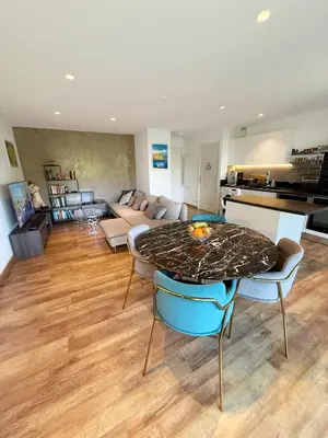 Cuisine ou kitchenette dans l'établissement Apt with 2 bedrooms, terrace, pool & parking