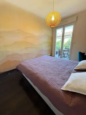 Un ou plusieurs lits dans un hébergement de l'établissement Apt with 2 bedrooms, terrace, pool & parking