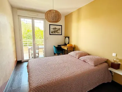 Un ou plusieurs lits dans un hébergement de l'établissement Apt with 2 bedrooms, terrace, pool & parking