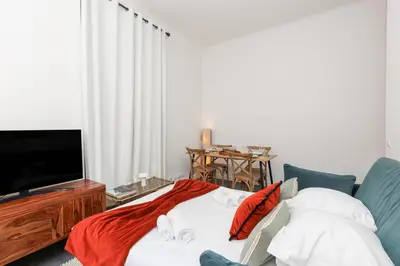 Télévision ou salle de divertissement dans l'établissement Immogroom - Renovated & Cozy One-Bedroom Flat