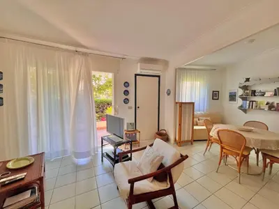 Coin salon dans l'établissement Two rooms near Martinez