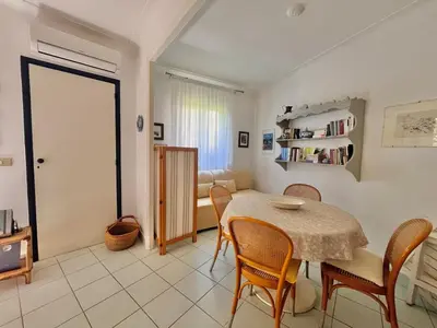 Bibliothèque dans l'appartement