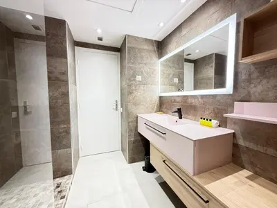Salle de bains dans l'établissement Résidence Standing - Piscine - Vue mer