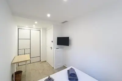 Télévision ou salle de divertissement dans l'établissement Wide and sunny 3 BR 2 Baths heart of Cannes gorgeous terrace city ctr