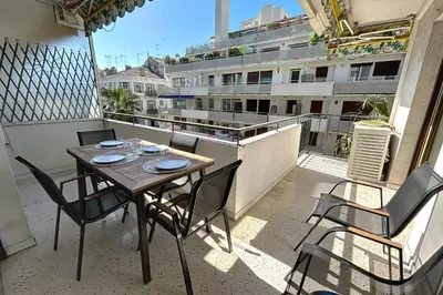 Balcon ou terrasse dans l'établissement Wide and sunny 3 BR 2 Baths heart of Cannes gorgeous terrace city ctr
