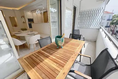 Coin salon dans l'établissement Wide and sunny 3 BR 2 Baths heart of Cannes gorgeous terrace city ctr