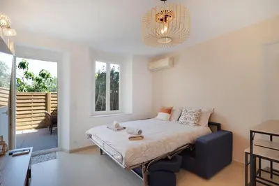 Un ou plusieurs lits dans un hébergement de l'établissement Studio avec Terrasse et piscine
