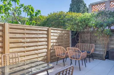 Jardin de l'établissement Studio avec Terrasse et piscine