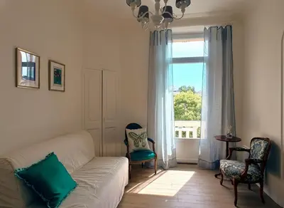 Coin salon dans l'établissement Cannes Central Balcony- 9 min Festival