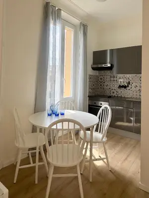 Cuisine ou kitchenette dans l'établissement Cannes Central Balcony- 9 min Festival