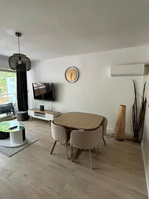 Télévision ou salle de divertissement dans l'établissement Juan-les-Pins 2 pièces avec parking & proches des plages