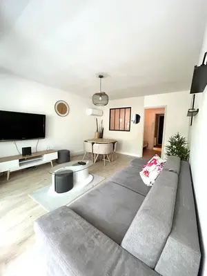 Télévision ou salle de divertissement dans l'établissement Juan-les-Pins 2 pièces avec parking & proches des plages