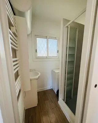 Salle de bains dans l'établissement Seaside Studio with Terrace and Free Parking - Beach 2 Min Walk