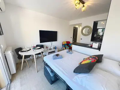 Télévision ou salle de divertissement dans l'établissement Bright and vast studio terrace easy parking Cannes heart of town 1 mn