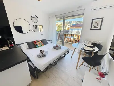 Balcon ou terrasse dans l'établissement Bright and vast studio terrace easy parking Cannes heart of town 1 mn