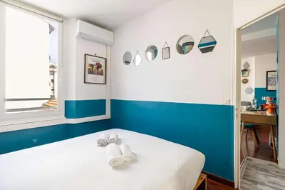 Un ou plusieurs lits dans un hébergement de l'établissement LE MIROIR D'ANDRÉ séjour de bonheur au cœur de Cannes