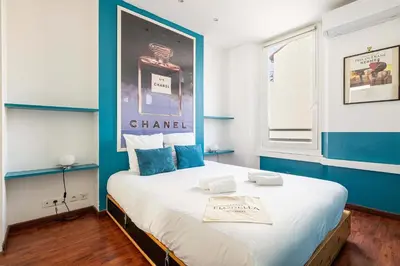 Un ou plusieurs lits dans un hébergement de l'établissement LE MIROIR D'ANDRÉ séjour de bonheur au cœur de Cannes