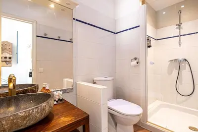 Salle de bains dans l'établissement LE MIROIR D'ANDRÉ séjour de bonheur au cœur de Cannes