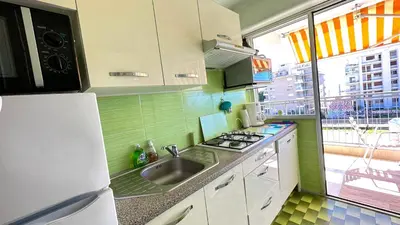Cuisine ou kitchenette dans l'établissement Apt Golfe-Juan à 300 m de la plage et près de Cannes 2, Centre et Gare
