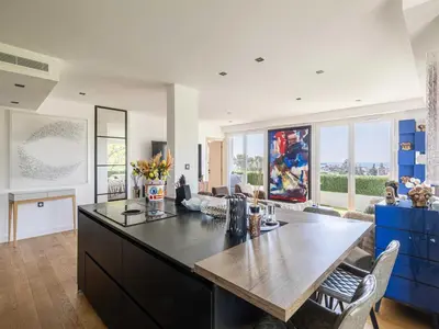 Télévision ou salle de divertissement dans l'établissement Modern flat with sea view - AC- 2BR- 4P - Cannes