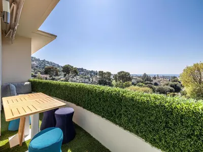 Balcon ou terrasse dans l'établissement Modern flat with sea view - AC- 2BR- 4P - Cannes