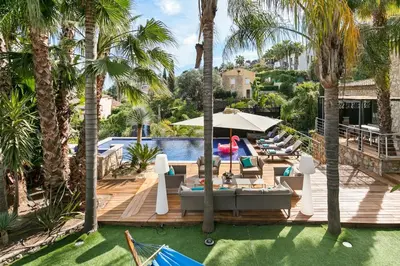 Piscine de l'établissement Azurenting - Domaine exclusif vue mer avec piscine ou située à proximité