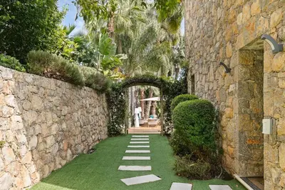 Jardin de l'établissement Azurenting - Domaine exclusif vue mer avec piscine