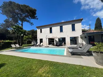 Piscine de l'établissement Villa Les Jasmins - Le Cannet-Vallauris - Modern with AC, ideal for fun and work ou située à proximité