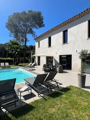 Piscine de l'établissement Villa Les Jasmins - Le Cannet-Vallauris - Modern with AC, ideal for fun and work ou située à proximité