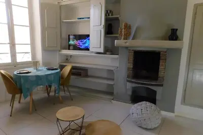 Télévision ou salle de divertissement dans l'établissement VINTAGE -Cosy nid douillet Vieil Antibes- Idéal couple