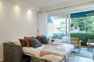 Coin salon dans l'établissement Renovated apt with Parking & Terrace - Palm Beach