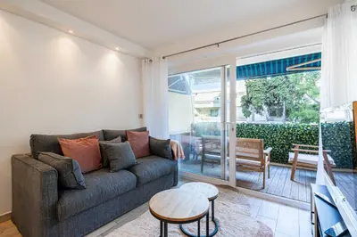 Coin salon dans l'établissement Renovated apt with Parking & Terrace - Palm Beach