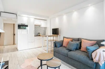 Cuisine ou kitchenette dans l'établissement Renovated apt with Parking & Terrace - Palm Beach