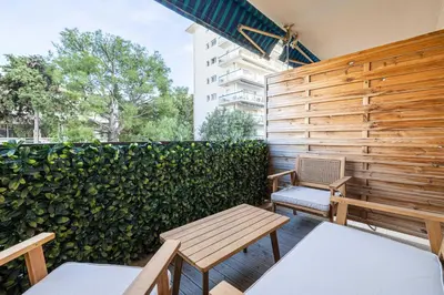 Balcon ou terrasse dans l'établissement Renovated apt with Parking & Terrace - Palm Beach