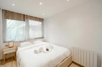 Un ou plusieurs lits dans un hébergement de l'établissement Renovated apt with Parking & Terrace - Palm Beach