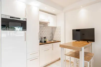 Cuisine ou kitchenette dans l'établissement Renovated apt with Parking & Terrace - Palm Beach