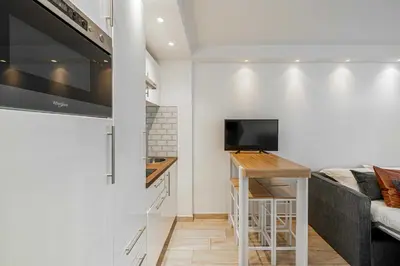 Télévision ou salle de divertissement dans l'établissement Renovated apt with Parking & Terrace - Palm Beach