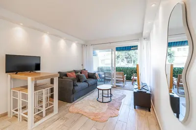 Télévision ou salle de divertissement dans l'établissement Renovated apt with Parking & Terrace - Palm Beach