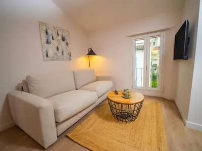 Télévision ou salle de divertissement dans l'établissement #402 Heart of Vieil Antibes - Place Nationale-High-End Newly Renovated & Furnished Appartment