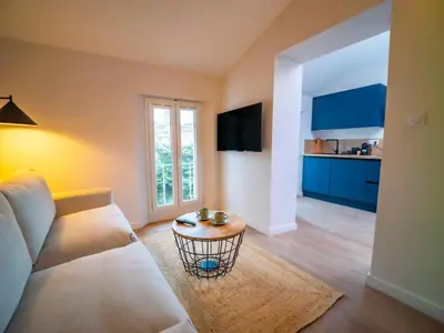 Télévision ou salle de divertissement dans l'établissement #402 Heart of Vieil Antibes - Place Nationale-High-End Newly Renovated & Furnished Appartment