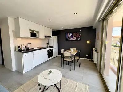 Cuisine ou kitchenette dans l'établissement La Rose d'Or SCLS - Wifi, Parking