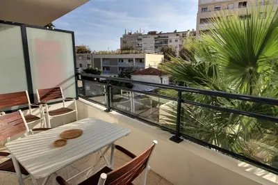 Balcon ou terrasse dans l'établissement Charming apartment between beach and center of Juan-les-Pins