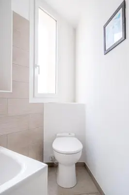 Salle de bains dans l'établissement LE MADRID avec balcon proche Croisette plages et Palais des Festivals