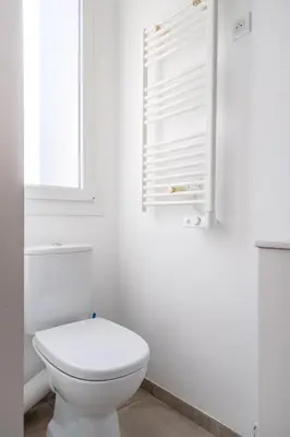 Salle de bains dans l'établissement LE MADRID avec balcon proche Croisette plages et Palais des Festivals