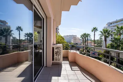 Balcon ou terrasse dans l'établissement LE MADRID avec balcon proche Croisette plages et Palais des Festivals